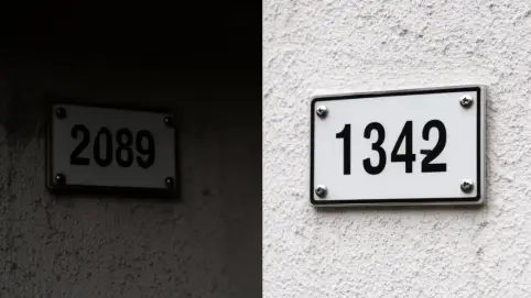 Jak zamontować numer domu na elewacji