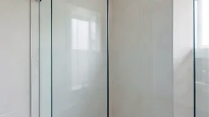 jak zamontować szkło na ścianę w łazience